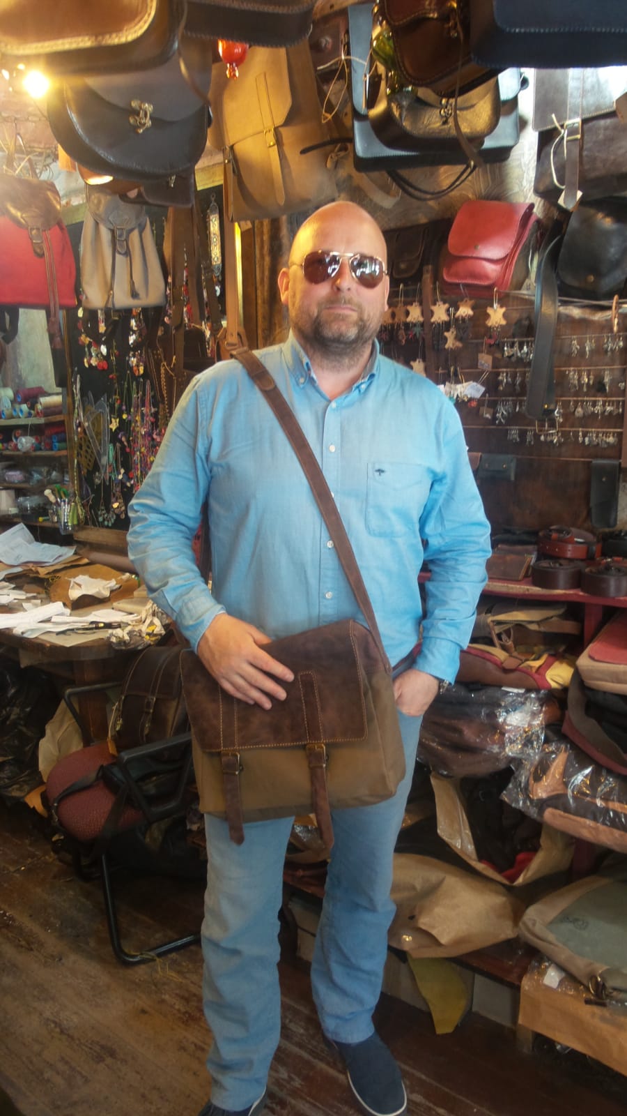 Mutlu-musteri-deri-askili-canta