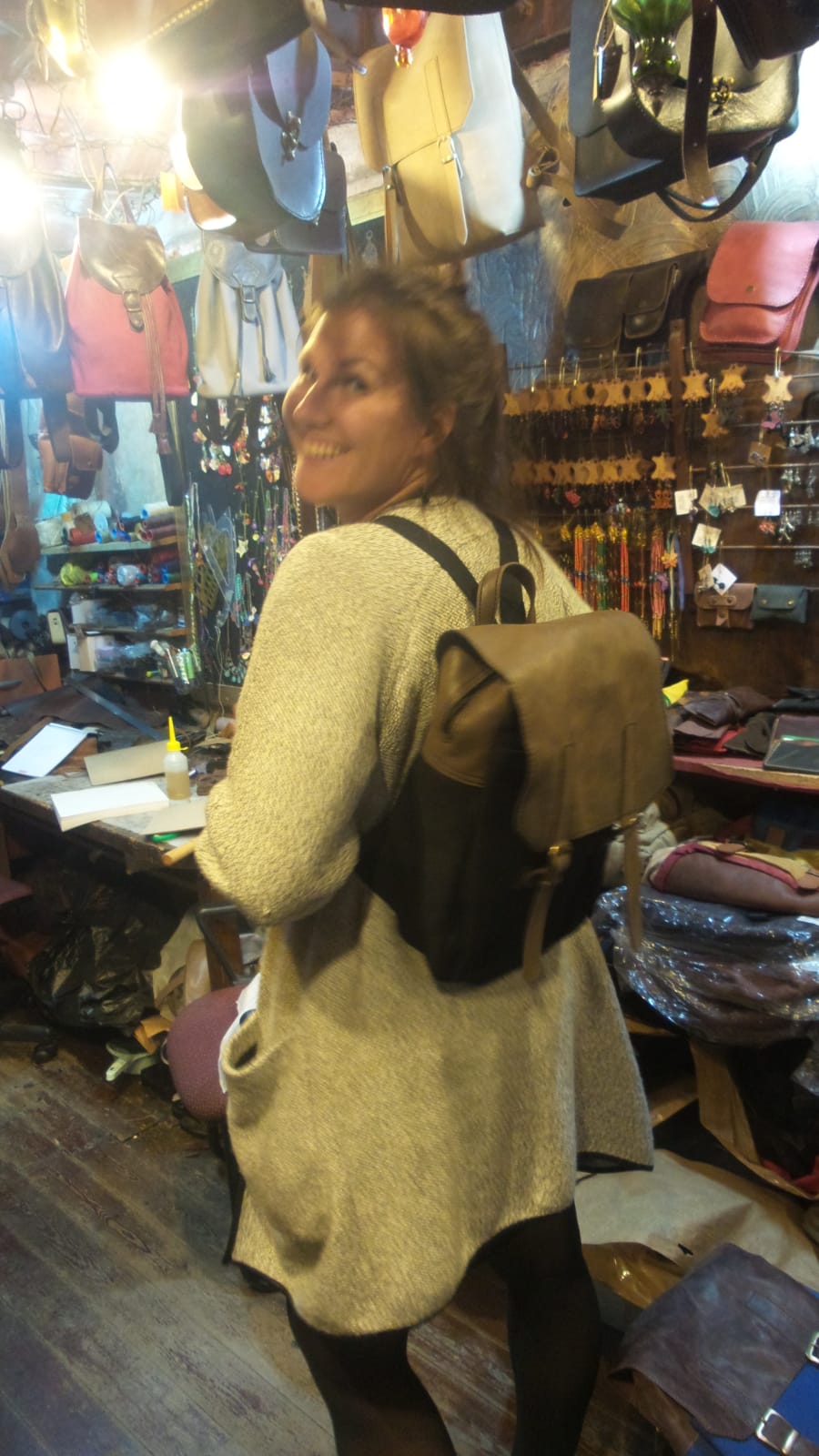 Mutlu-musteri-deri-sirt-cantasi