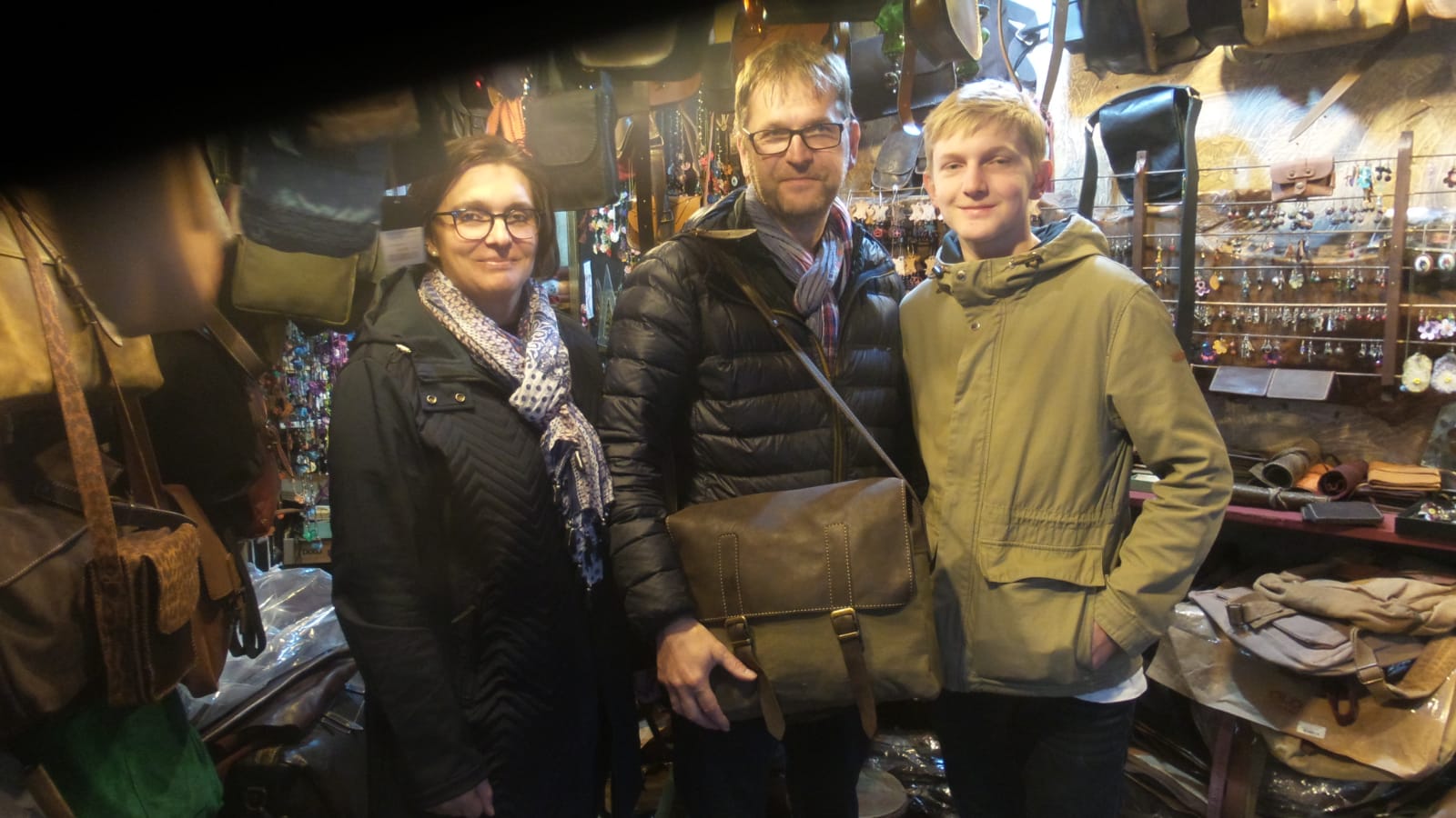 Mutlu-musteriler-deri-askili-canta