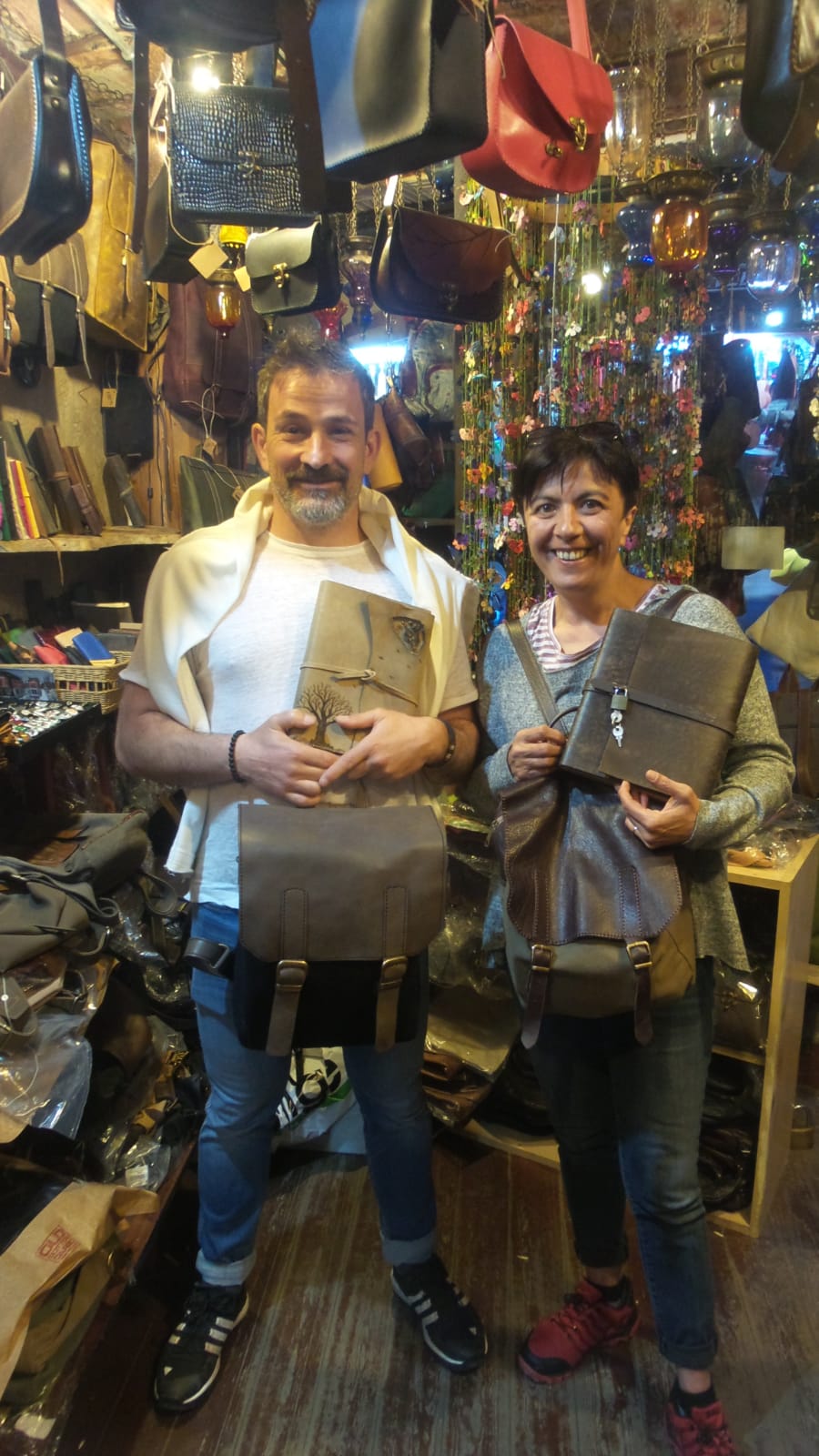 Mutlu-musteriler-deri-canta