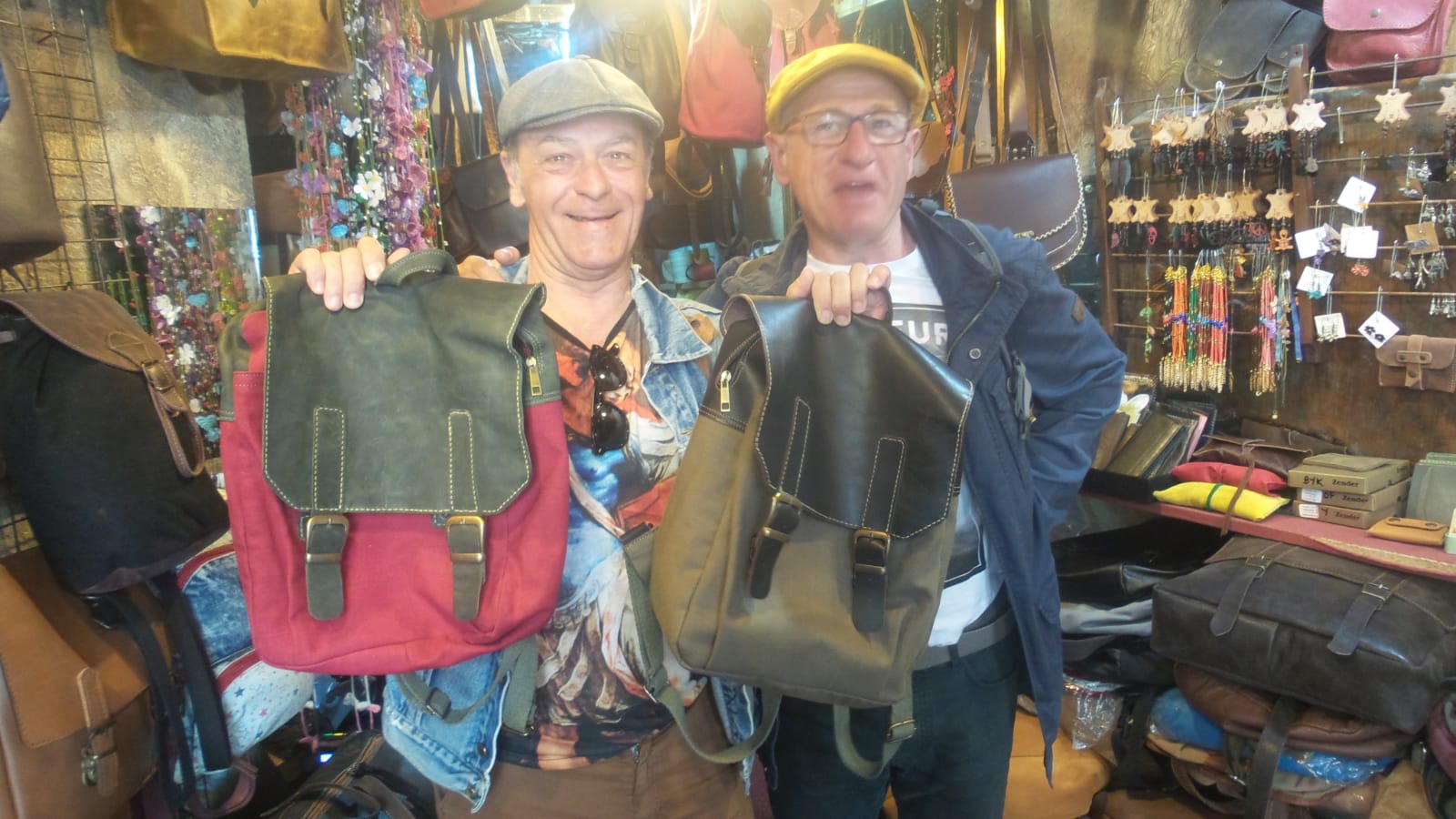 Deri Çantasını Teslim Alan Mutlu Müşterimiz