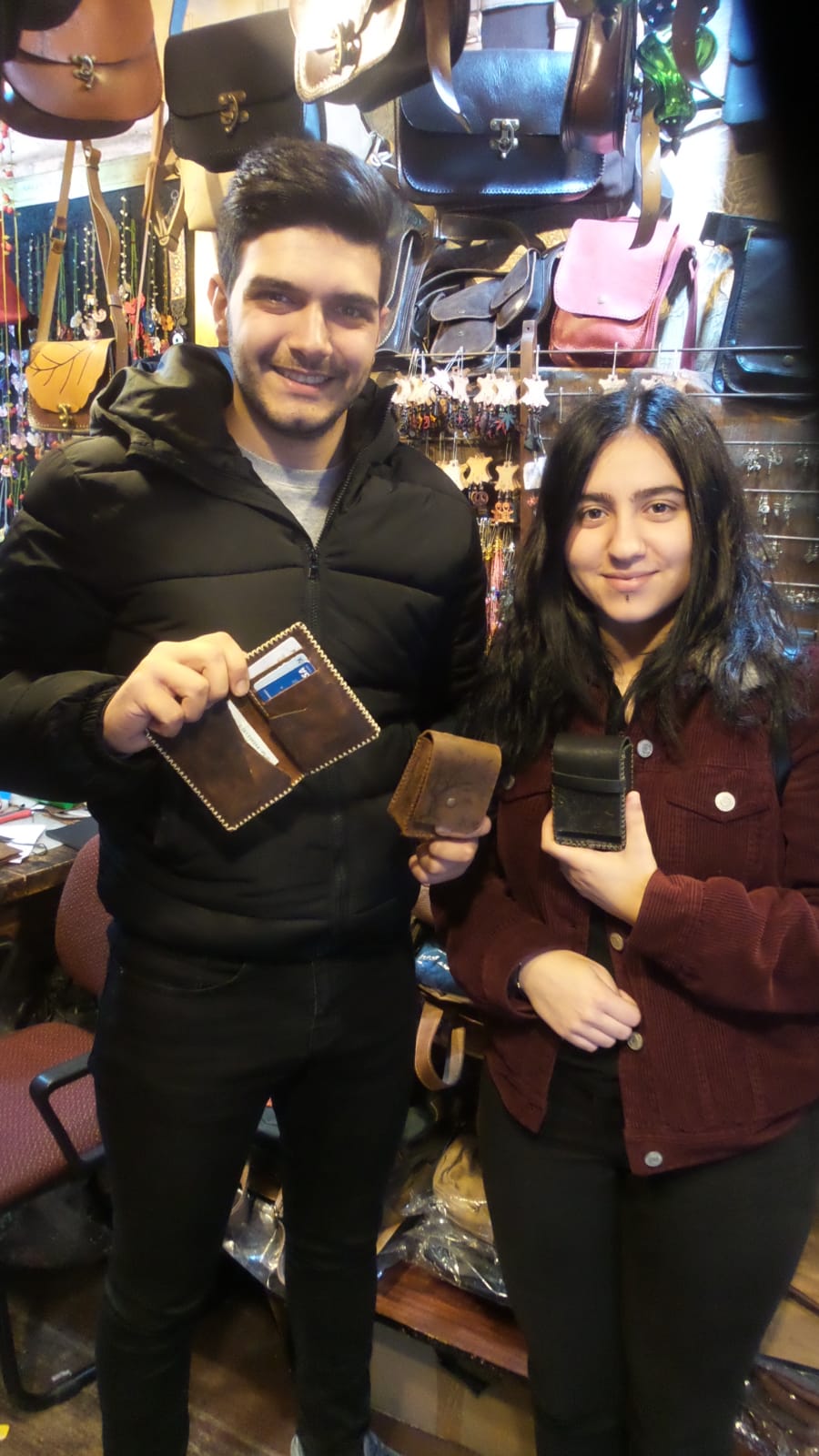 Mutlu-musteriler-deri-kartlik-tutunluk