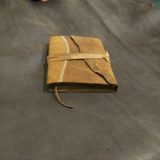 Bu defter, zamansız bir yolculuğa çıkmanız için tasarlandı. El yapımı deri her dokunuşta size geçmişin izlerini hissettirecek. Hayallerinizi, anılarınızı ve ilhamlarınızı saklamak için mükemmel bir dost.