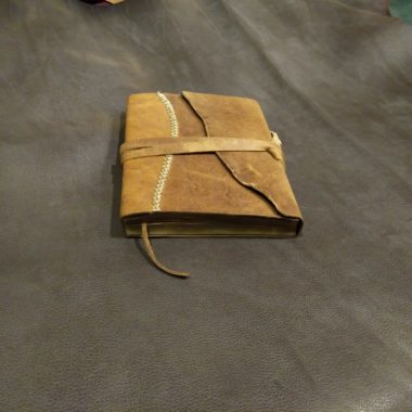 Bu defter, zamansız bir yolculuğa çıkmanız için tasarlandı. El yapımı deri her dokunuşta size geçmişin izlerini hissettirecek. Hayallerinizi, anılarınızı ve ilhamlarınızı saklamak için mükemmel bir dost.