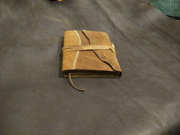Bu defter, zamansız bir yolculuğa çıkmanız için tasarlandı. El yapımı deri her dokunuşta size geçmişin izlerini hissettirecek. Hayallerinizi, anılarınızı ve ilhamlarınızı saklamak için mükemmel bir dost.