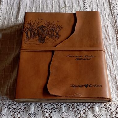 Boyutları: 25x20 cm Yaprak: 150 yaprak (300 sayfa) Malzeme: Gerçek deri ve kraft kağıt Kişiye özel üretilmiştir.